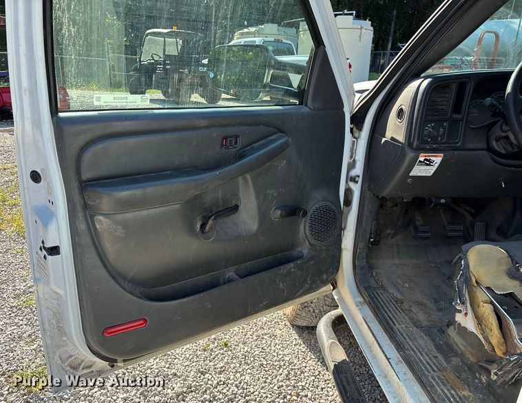 image for item EN5528 2005 Chevrolet Silverado 3500 utility bed pickup truck