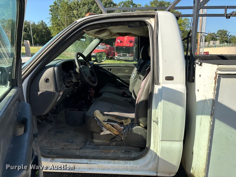 image for item EN5528 2005 Chevrolet Silverado 3500 utility bed pickup truck