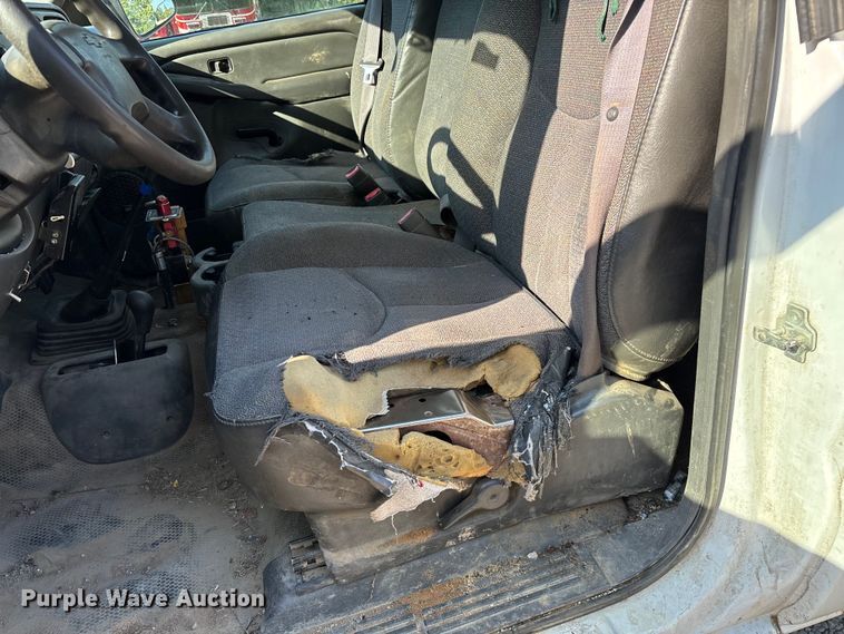 image for item EN5528 2005 Chevrolet Silverado 3500 utility bed pickup truck