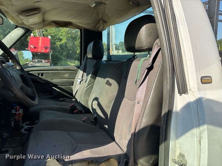 image for item EN5528 2005 Chevrolet Silverado 3500 utility bed pickup truck