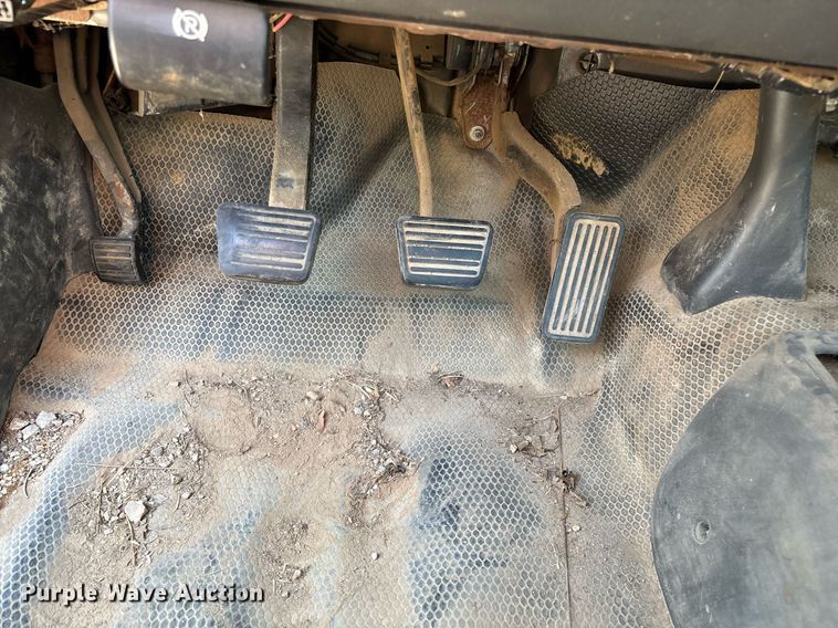 image for item EN5528 2005 Chevrolet Silverado 3500 utility bed pickup truck