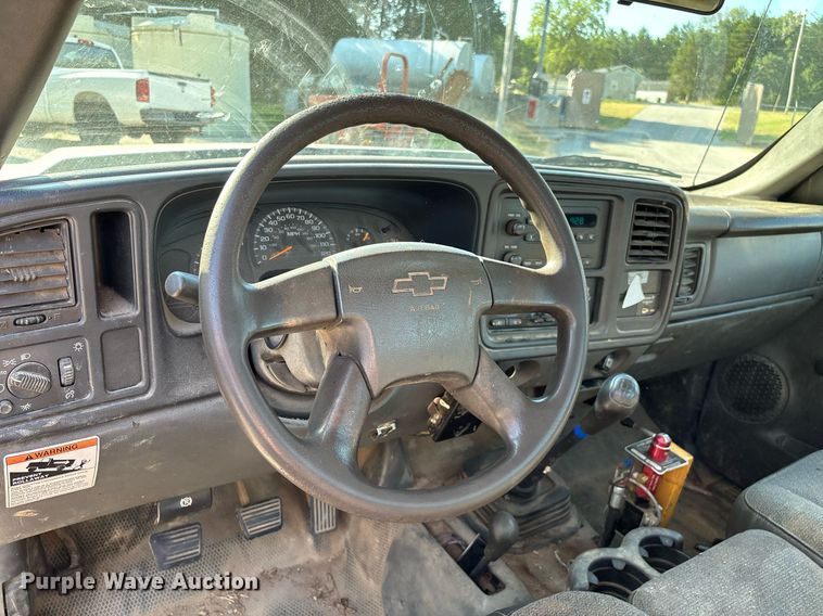 image for item EN5528 2005 Chevrolet Silverado 3500 utility bed pickup truck