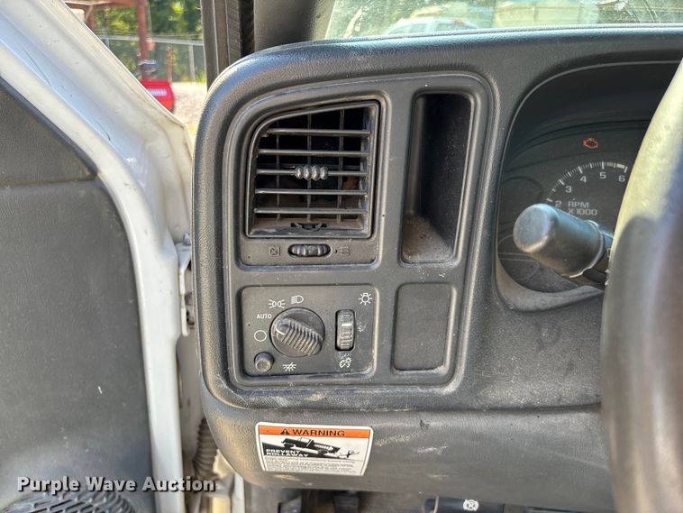 image for item EN5528 2005 Chevrolet Silverado 3500 utility bed pickup truck