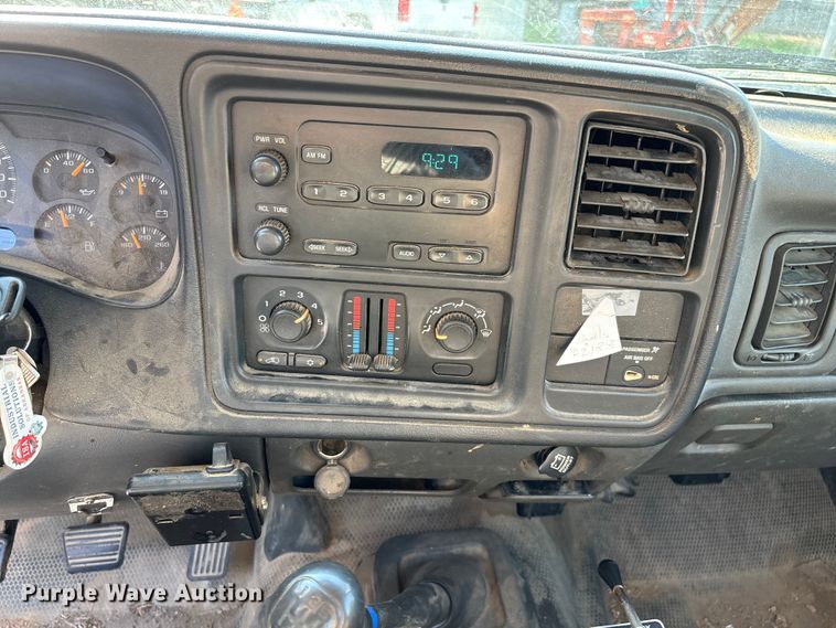 image for item EN5528 2005 Chevrolet Silverado 3500 utility bed pickup truck