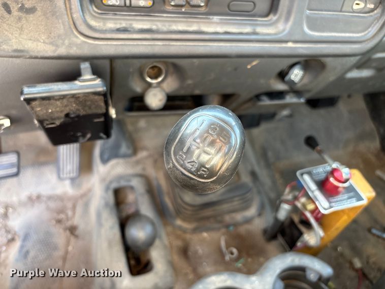 image for item EN5528 2005 Chevrolet Silverado 3500 utility bed pickup truck