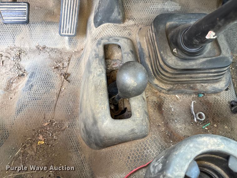 image for item EN5528 2005 Chevrolet Silverado 3500 utility bed pickup truck