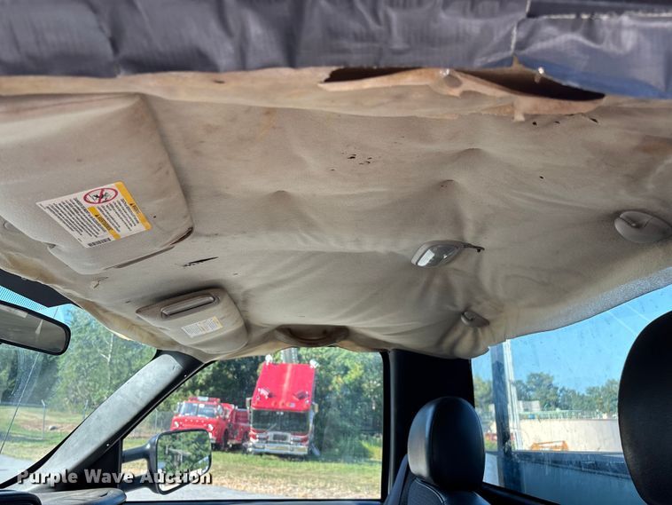 image for item EN5528 2005 Chevrolet Silverado 3500 utility bed pickup truck