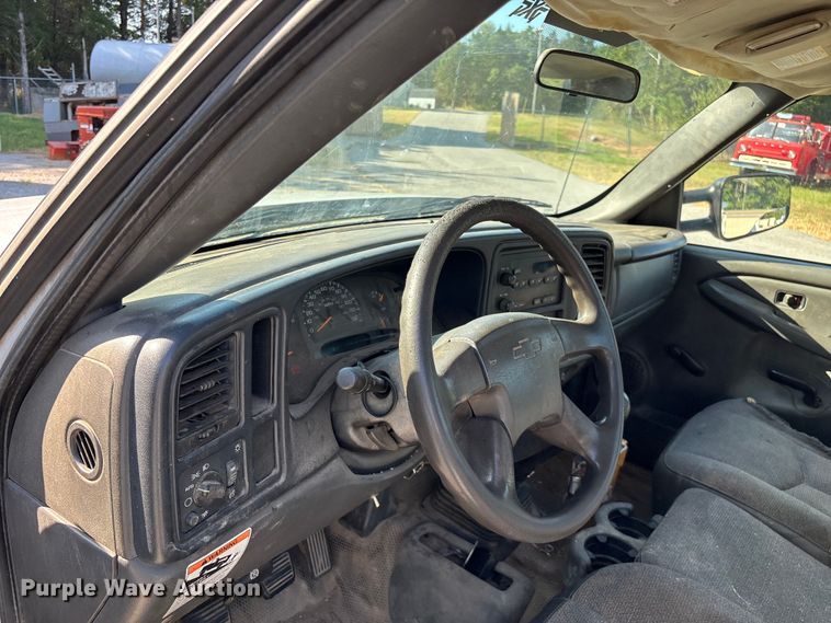 image for item EN5528 2005 Chevrolet Silverado 3500 utility bed pickup truck