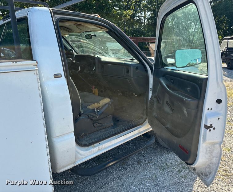 image for item EN5528 2005 Chevrolet Silverado 3500 utility bed pickup truck