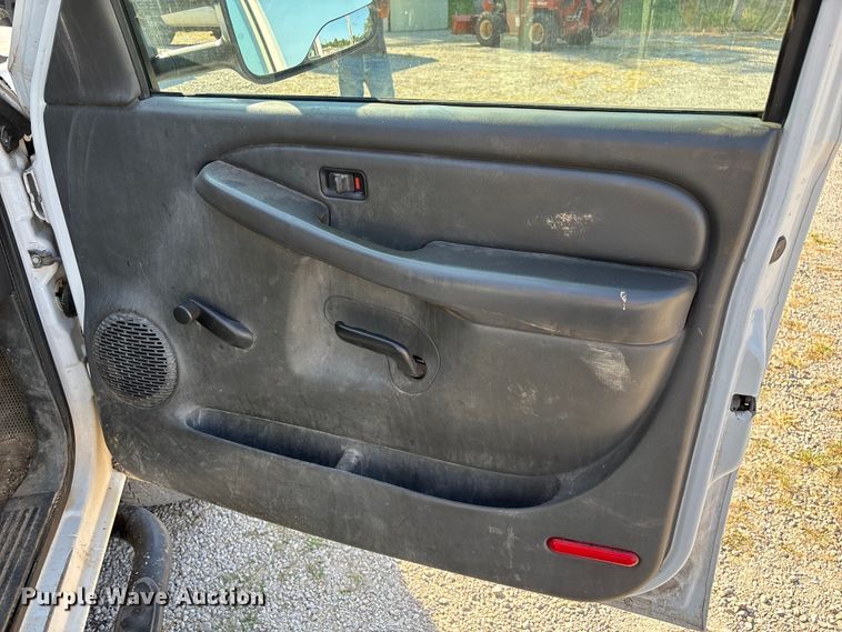 image for item EN5528 2005 Chevrolet Silverado 3500 utility bed pickup truck