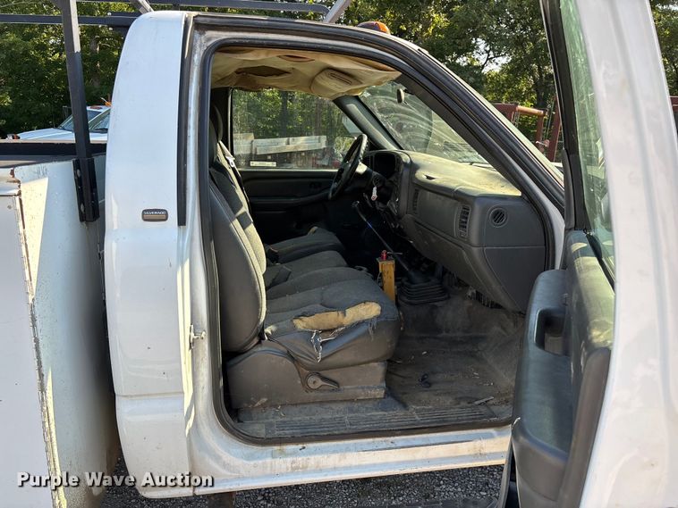 image for item EN5528 2005 Chevrolet Silverado 3500 utility bed pickup truck