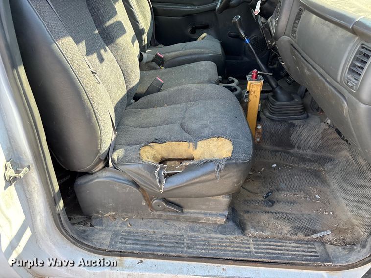 image for item EN5528 2005 Chevrolet Silverado 3500 utility bed pickup truck