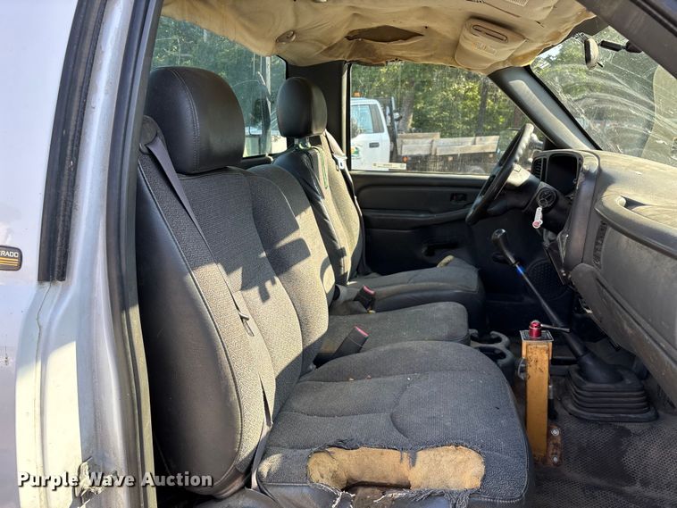 image for item EN5528 2005 Chevrolet Silverado 3500 utility bed pickup truck