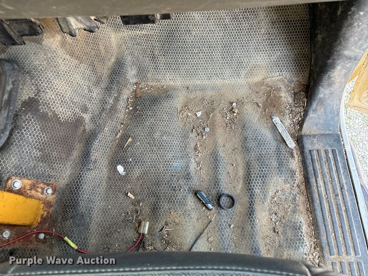 image for item EN5528 2005 Chevrolet Silverado 3500 utility bed pickup truck