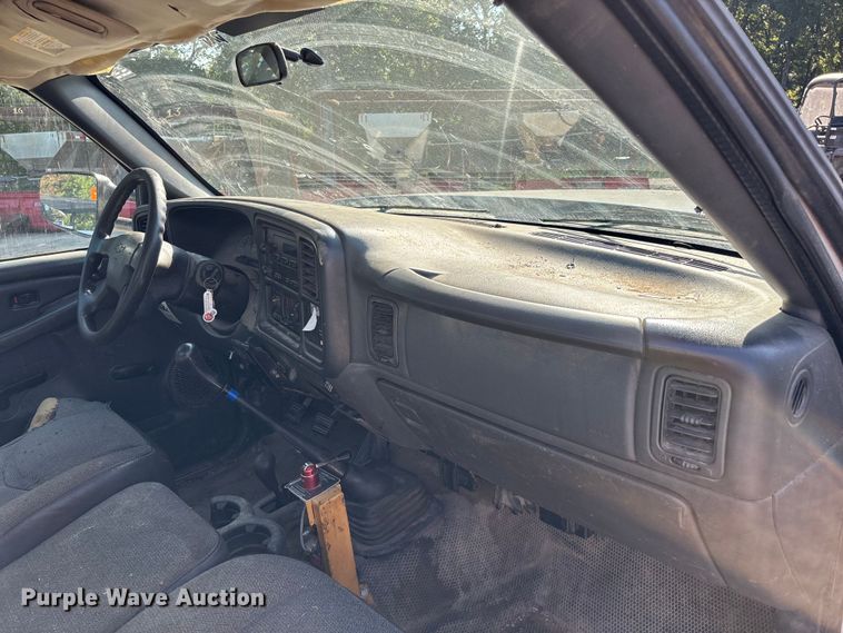 image for item EN5528 2005 Chevrolet Silverado 3500 utility bed pickup truck