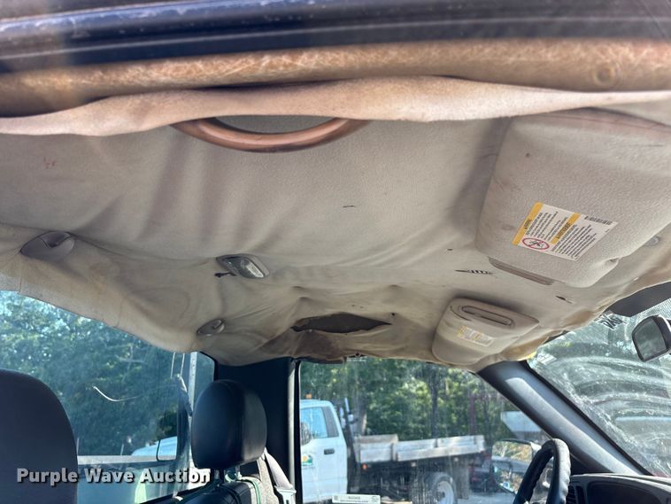 image for item EN5528 2005 Chevrolet Silverado 3500 utility bed pickup truck