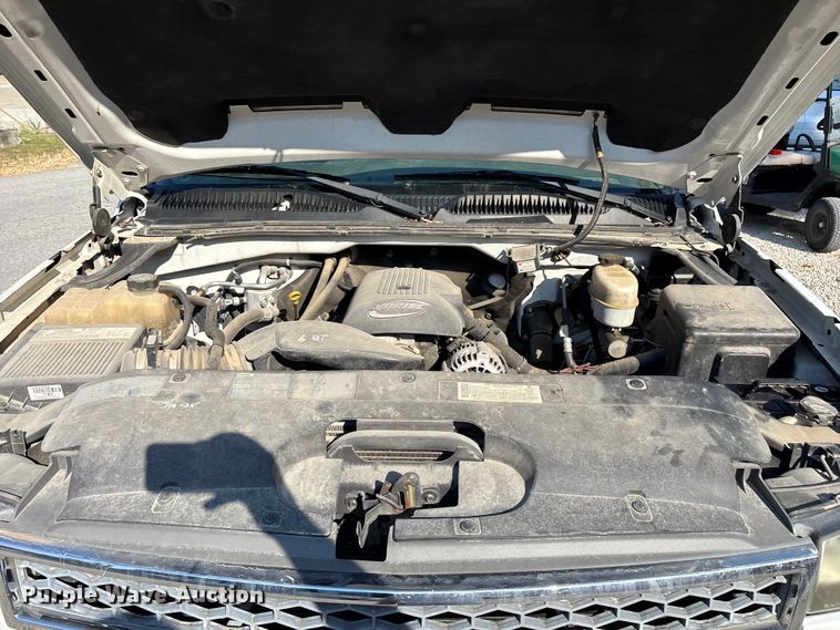 image for item EN5528 2005 Chevrolet Silverado 3500 utility bed pickup truck