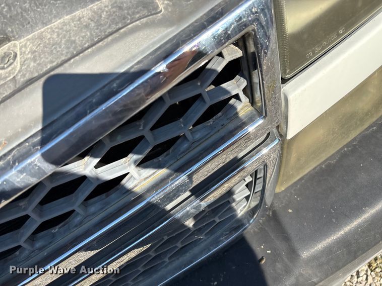 image for item EN5528 2005 Chevrolet Silverado 3500 utility bed pickup truck