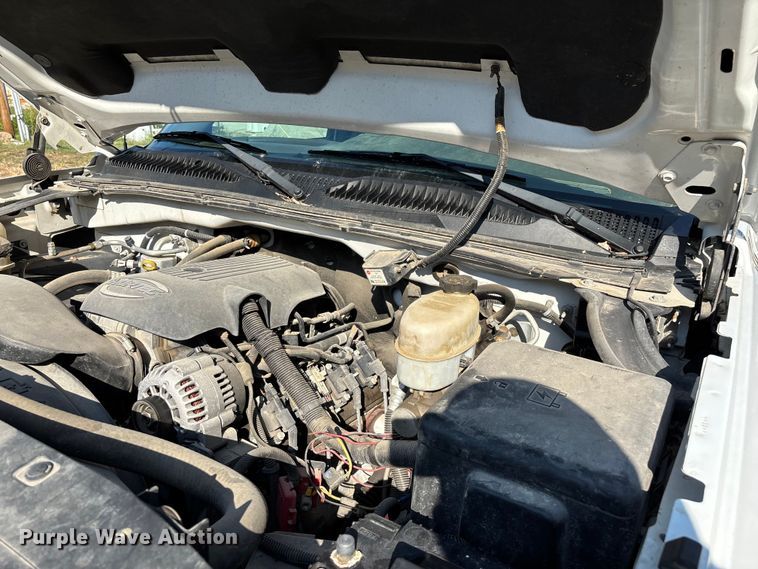 image for item EN5528 2005 Chevrolet Silverado 3500 utility bed pickup truck