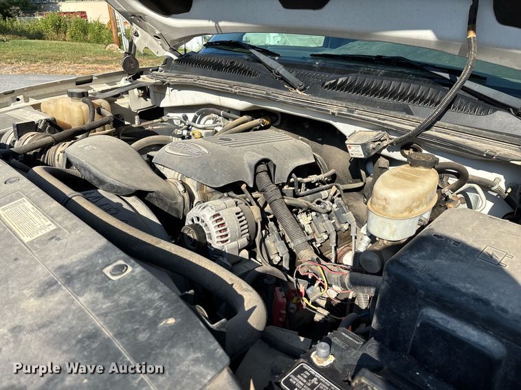 image for item EN5528 2005 Chevrolet Silverado 3500 utility bed pickup truck