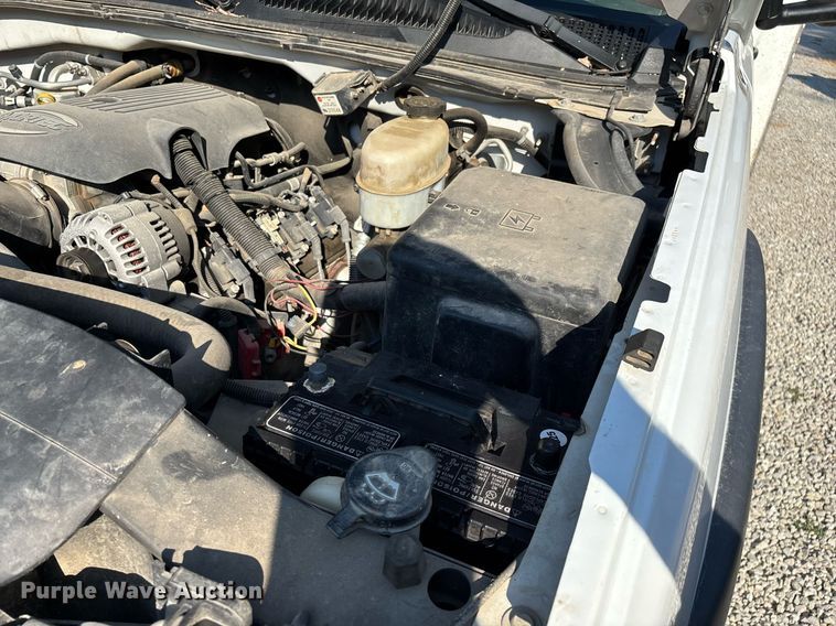 image for item EN5528 2005 Chevrolet Silverado 3500 utility bed pickup truck