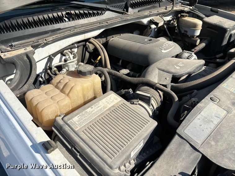 image for item EN5528 2005 Chevrolet Silverado 3500 utility bed pickup truck