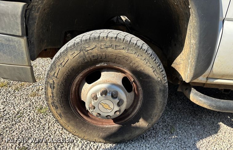 image for item EN5528 2005 Chevrolet Silverado 3500 utility bed pickup truck