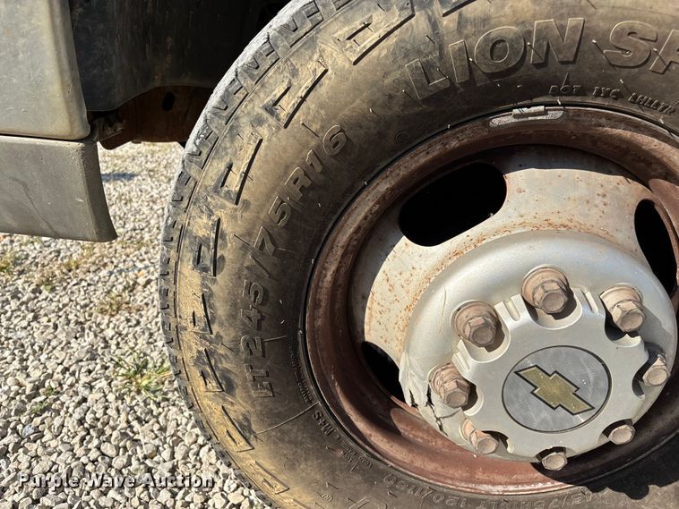 image for item EN5528 2005 Chevrolet Silverado 3500 utility bed pickup truck