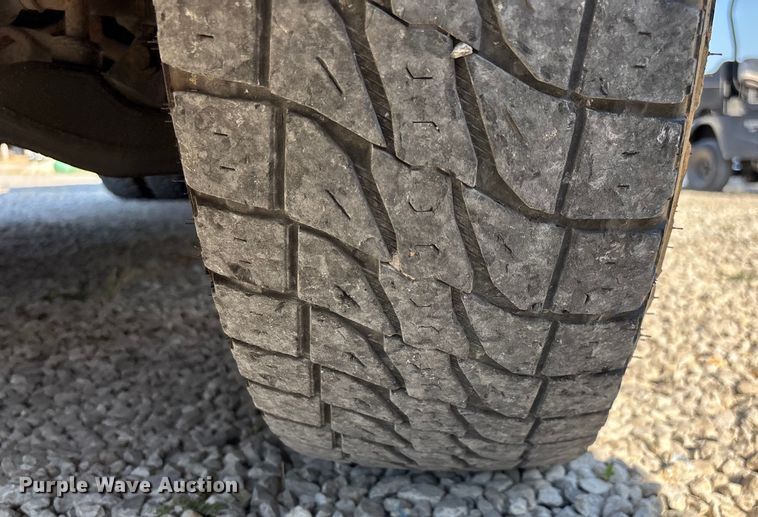 image for item EN5528 2005 Chevrolet Silverado 3500 utility bed pickup truck