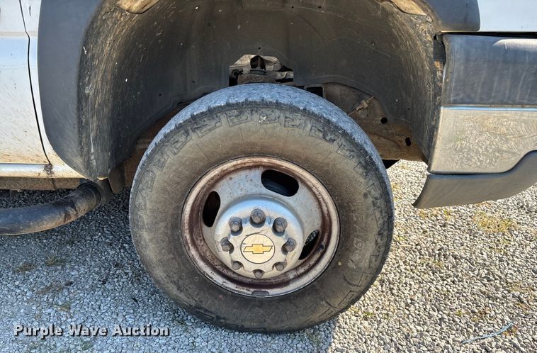 image for item EN5528 2005 Chevrolet Silverado 3500 utility bed pickup truck