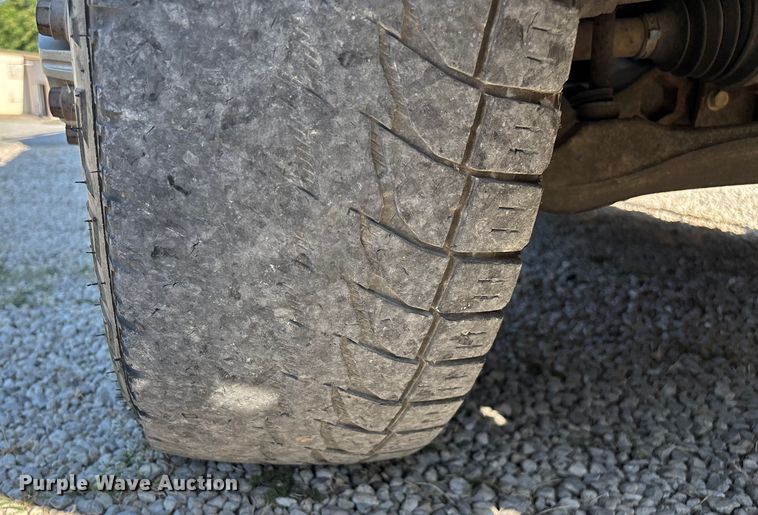 image for item EN5528 2005 Chevrolet Silverado 3500 utility bed pickup truck