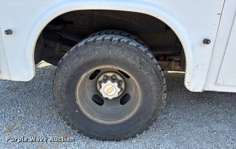 image for item EN5528 2005 Chevrolet Silverado 3500 utility bed pickup truck