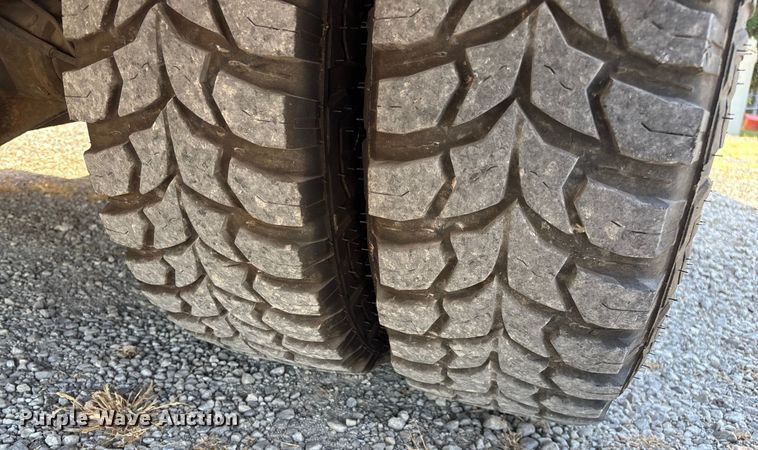 image for item EN5528 2005 Chevrolet Silverado 3500 utility bed pickup truck