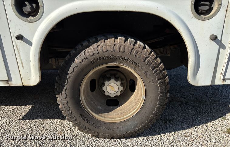 image for item EN5528 2005 Chevrolet Silverado 3500 utility bed pickup truck