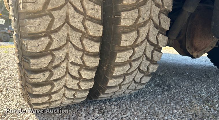 image for item EN5528 2005 Chevrolet Silverado 3500 utility bed pickup truck