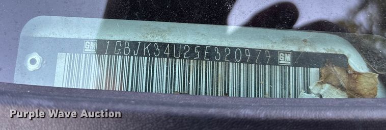 image for item EN5528 2005 Chevrolet Silverado 3500 utility bed pickup truck