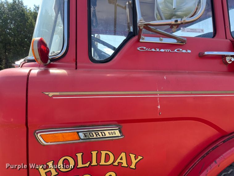 image for item EN5529 1979 Ford 900 pumper fire truck