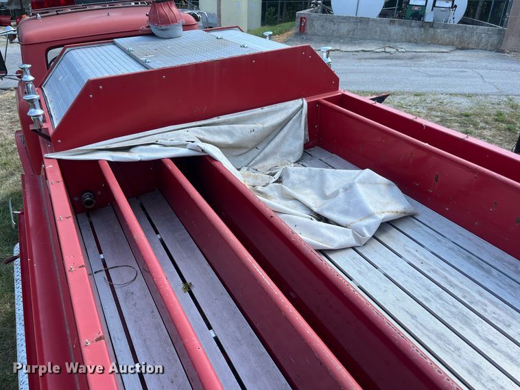 image for item EN5529 1979 Ford 900 pumper fire truck