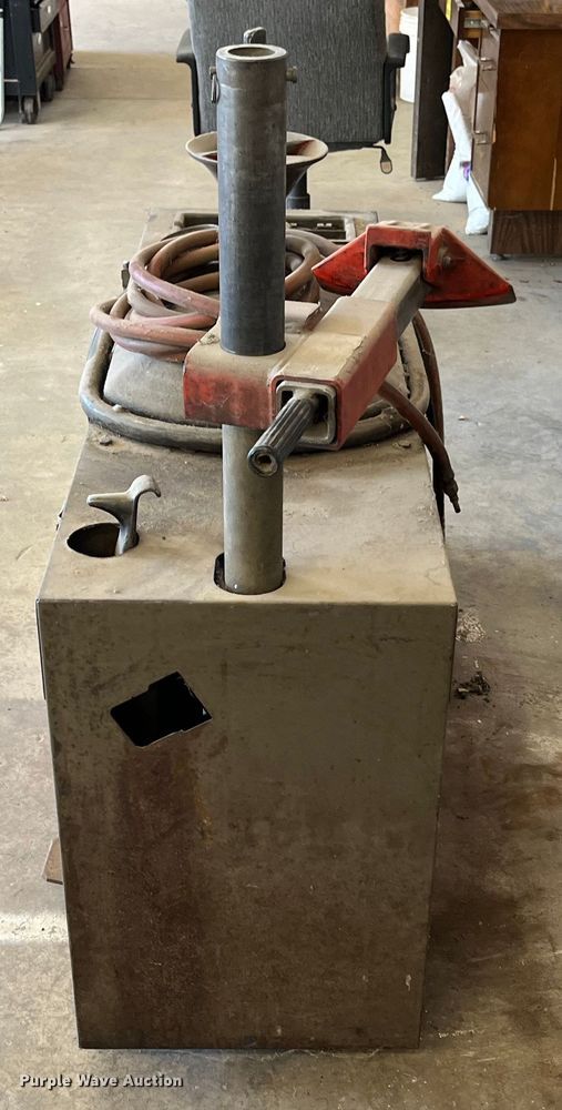 image for item EN5533 FMC 7600 tire machine