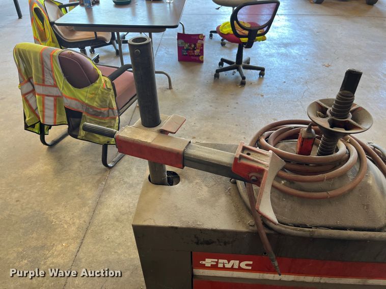 image for item EN5533 FMC 7600 tire machine