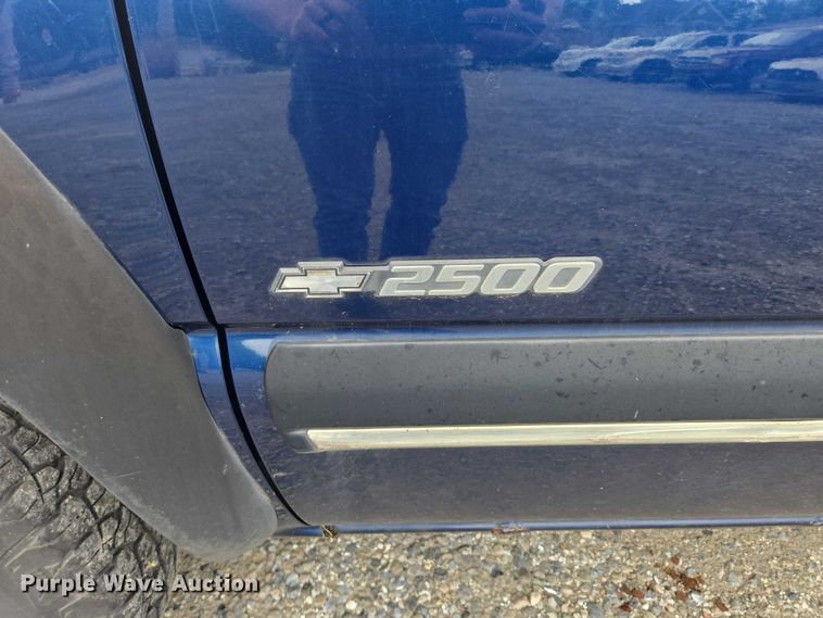 image for item EO1529 2000 Chevrolet Suburban 2500 LS  SUV