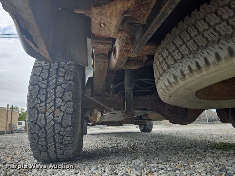 image for item EO1529 2000 Chevrolet Suburban 2500 LS  SUV