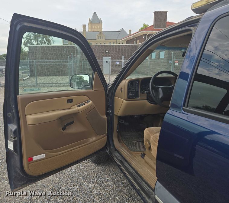 image for item EO1529 2000 Chevrolet Suburban 2500 LS  SUV