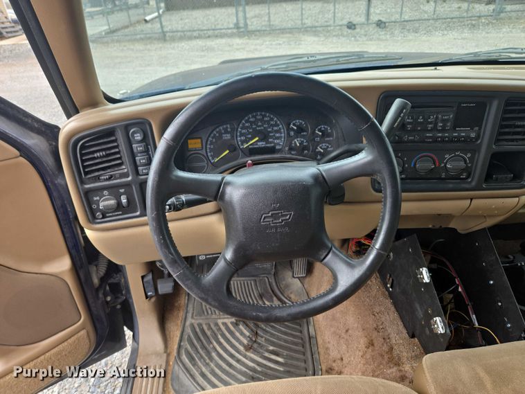 image for item EO1529 2000 Chevrolet Suburban 2500 LS  SUV