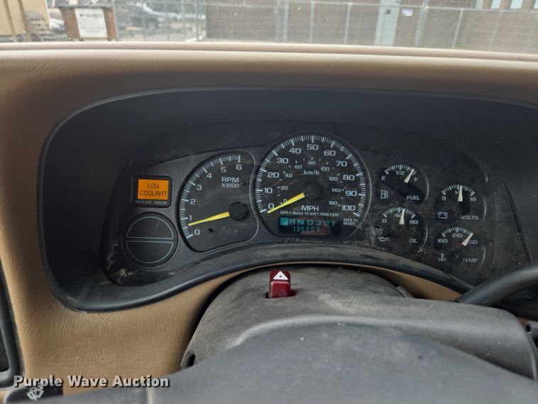 image for item EO1529 2000 Chevrolet Suburban 2500 LS  SUV