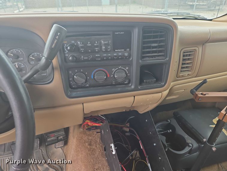 image for item EO1529 2000 Chevrolet Suburban 2500 LS  SUV