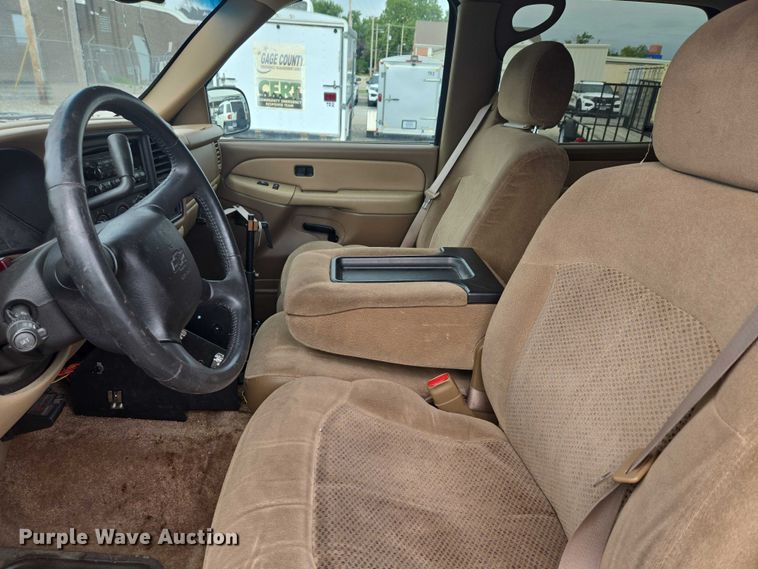 image for item EO1529 2000 Chevrolet Suburban 2500 LS  SUV