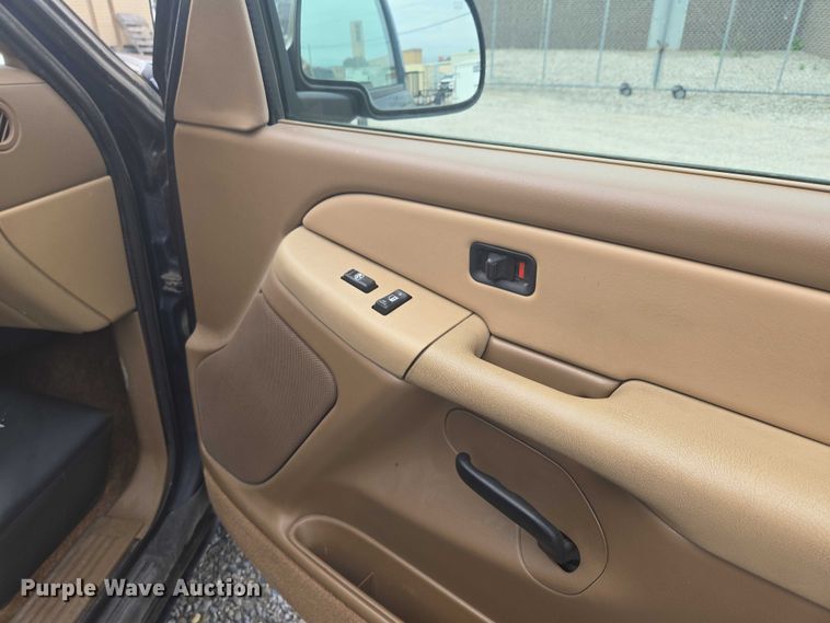 image for item EO1529 2000 Chevrolet Suburban 2500 LS  SUV