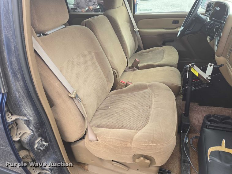 image for item EO1529 2000 Chevrolet Suburban 2500 LS  SUV