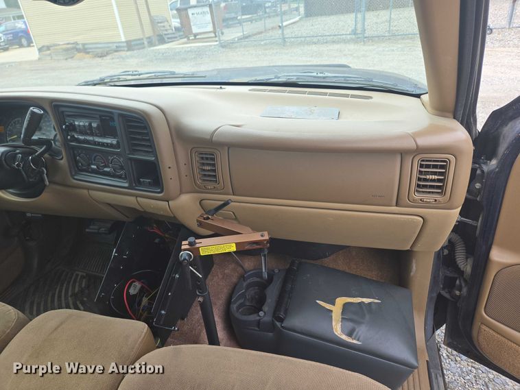 image for item EO1529 2000 Chevrolet Suburban 2500 LS  SUV